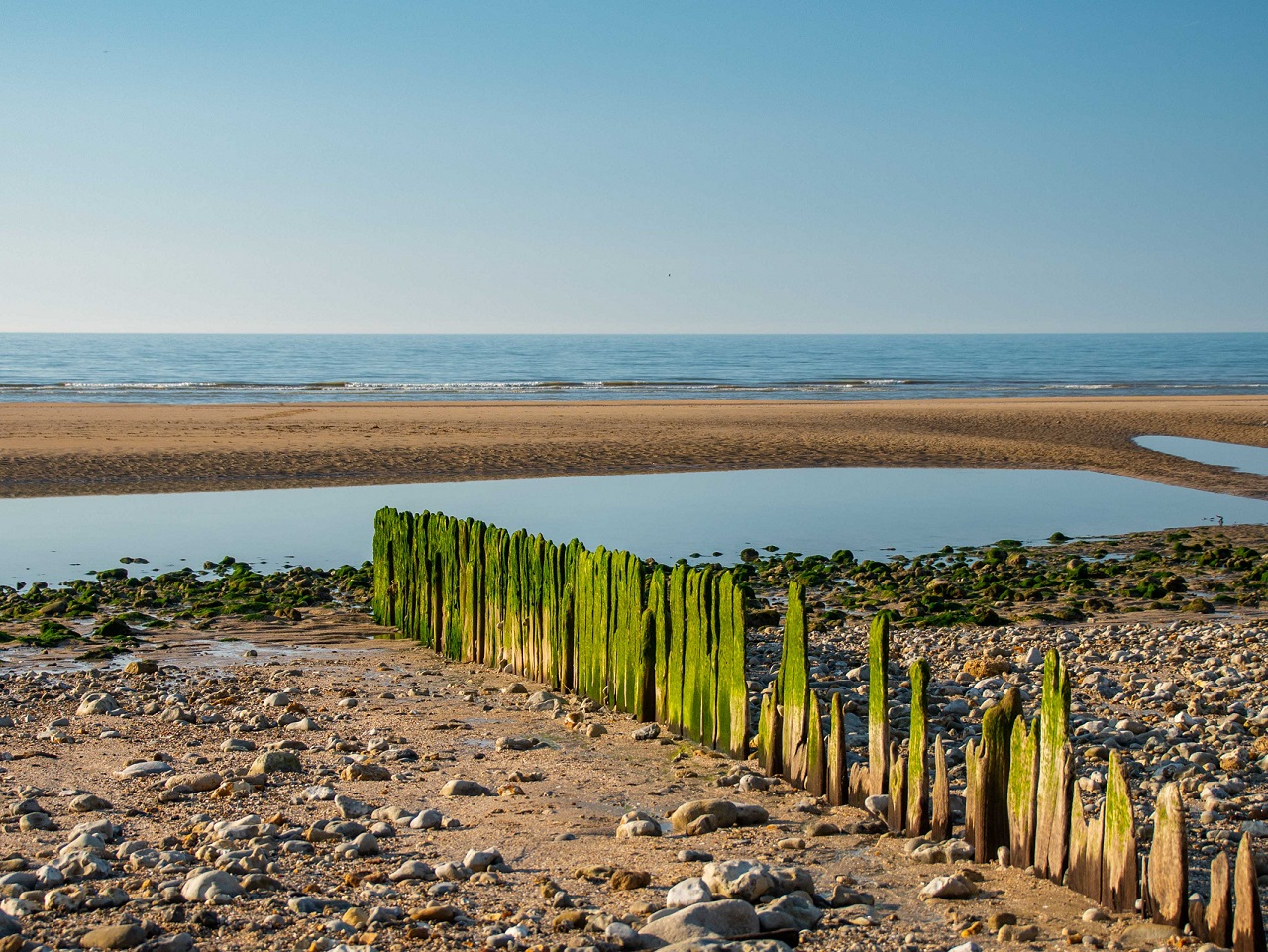 Plage de Villers-sur-Mer avec vue sur la mer et avec brise vague